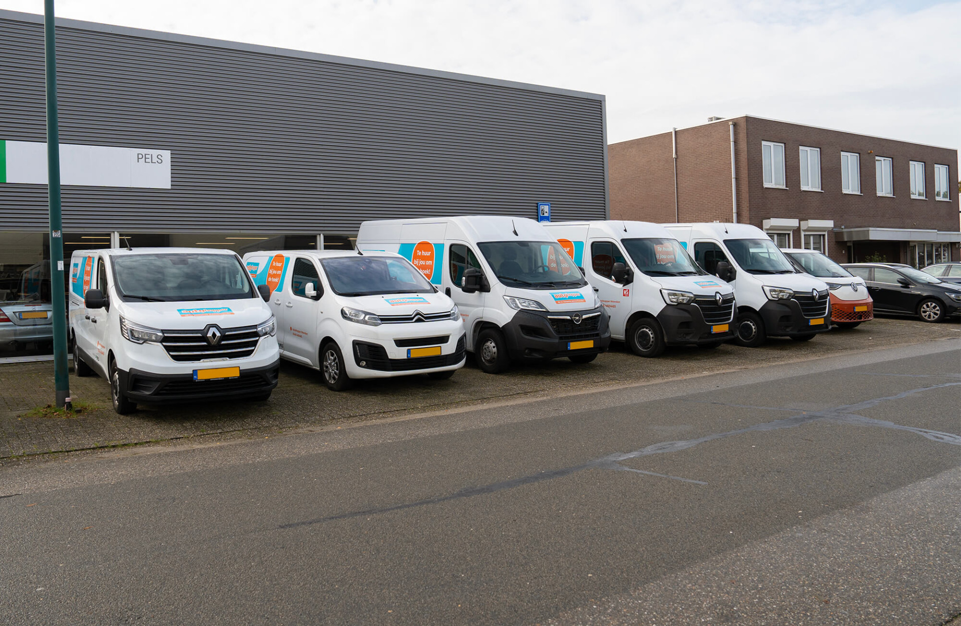 Autohopper bussen voor het pand Pels